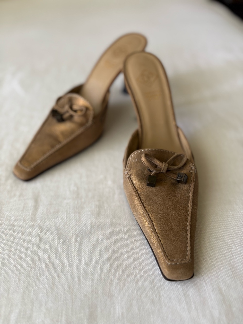 Beautiful Donald Pliner Women’s Gold Pointed-Toe Heeled Mule